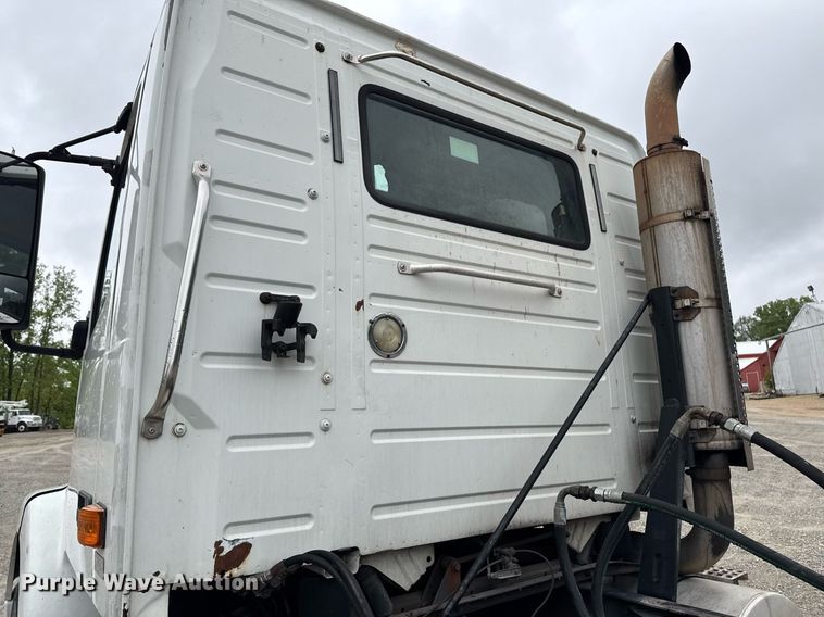 image for item DV2660 2006 Volvo VNM semi truck