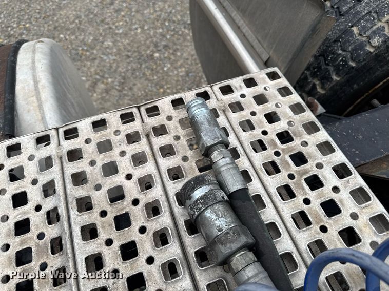 image for item DV2660 2006 Volvo VNM semi truck