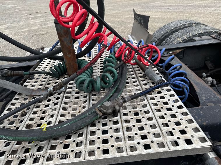 image for item DV2660 2006 Volvo VNM semi truck