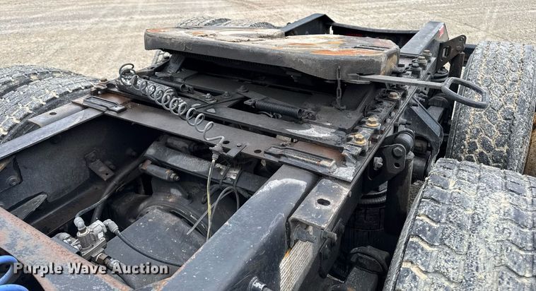 image for item DV2660 2006 Volvo VNM semi truck