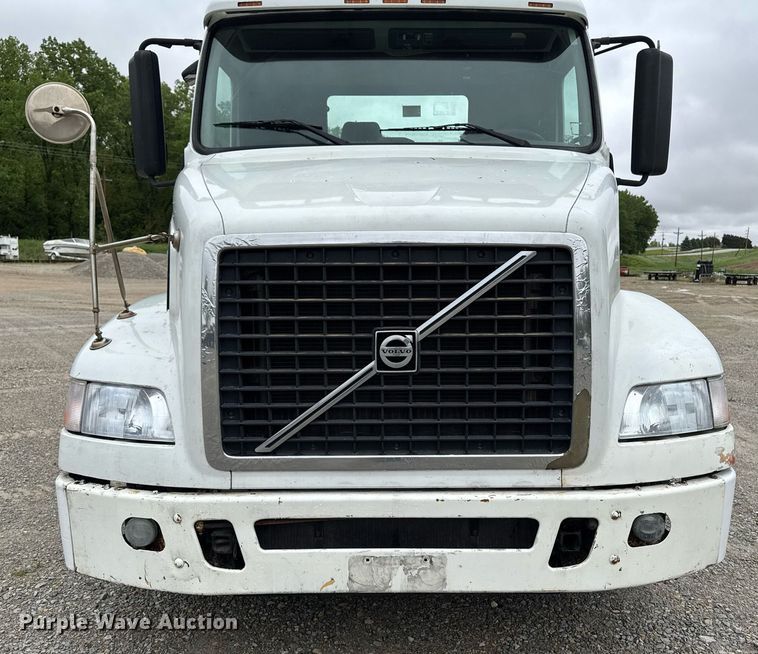 image for item DV2660 2006 Volvo VNM semi truck