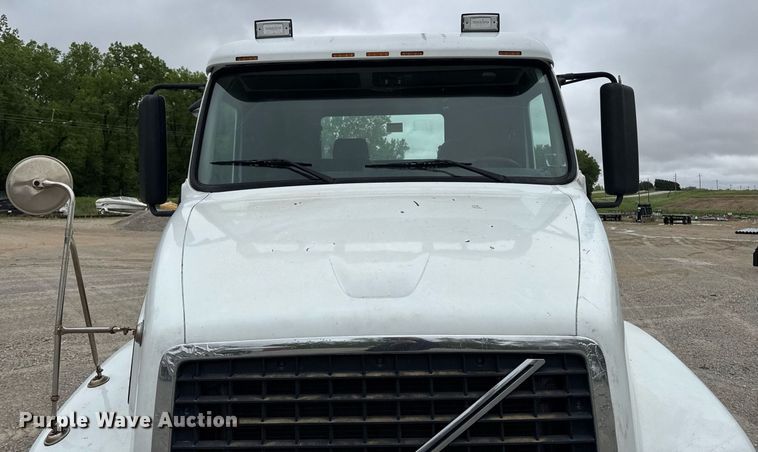 image for item DV2660 2006 Volvo VNM semi truck