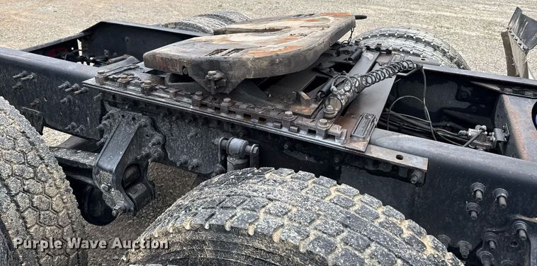 image for item DV2660 2006 Volvo VNM semi truck