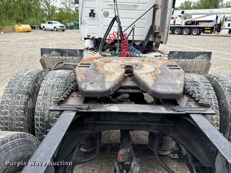 image for item DV2660 2006 Volvo VNM semi truck