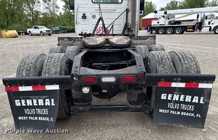 image for item DV2660 2006 Volvo VNM semi truck