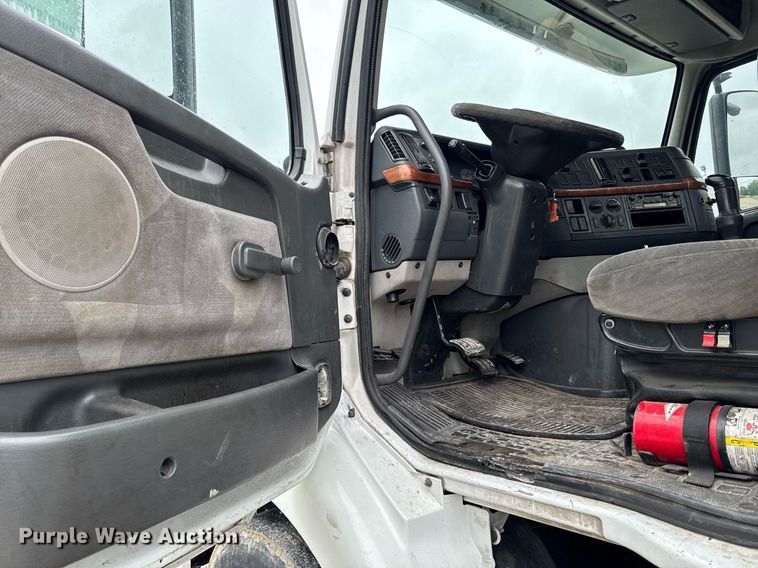 image for item DV2660 2006 Volvo VNM semi truck