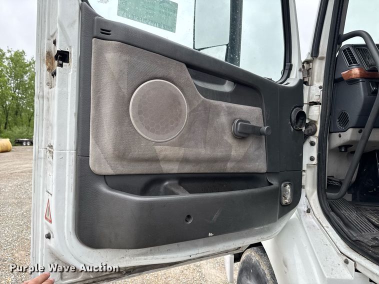 image for item DV2660 2006 Volvo VNM semi truck