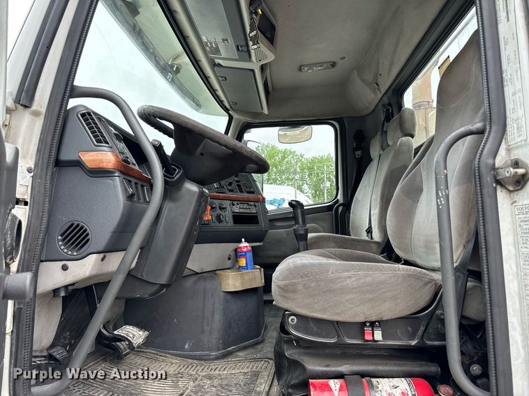 image for item DV2660 2006 Volvo VNM semi truck