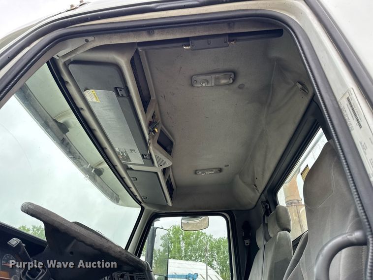 image for item DV2660 2006 Volvo VNM semi truck