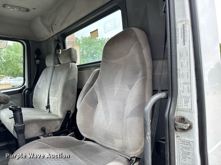 image for item DV2660 2006 Volvo VNM semi truck