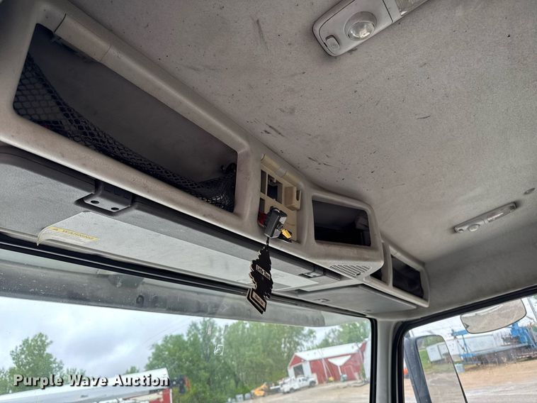 image for item DV2660 2006 Volvo VNM semi truck