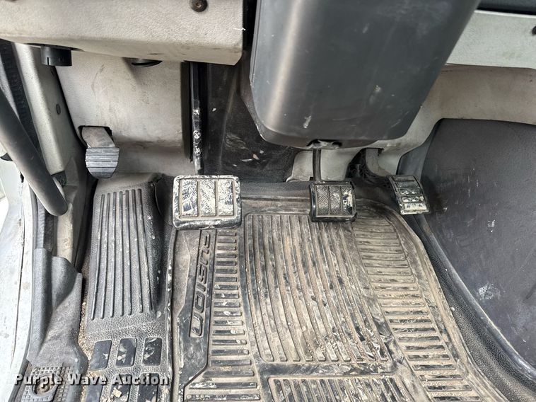 image for item DV2660 2006 Volvo VNM semi truck