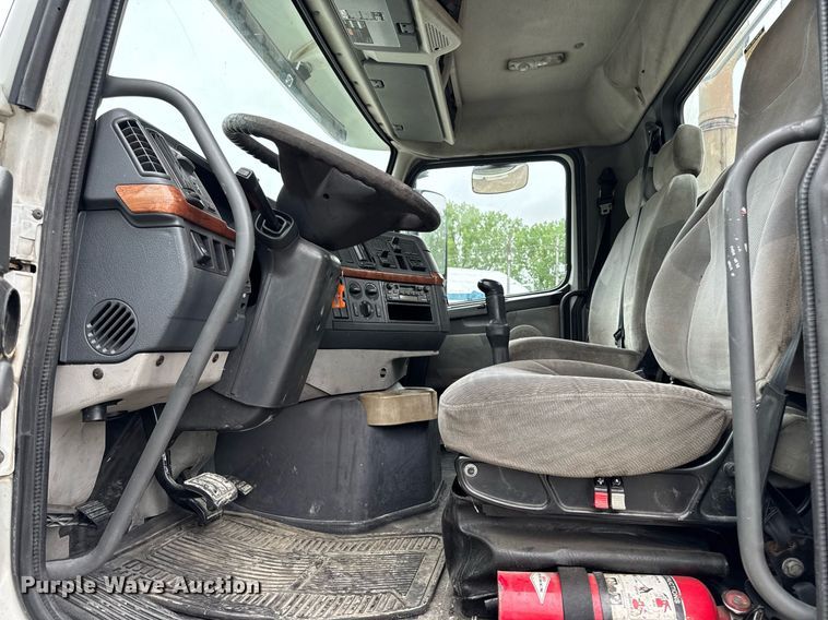 image for item DV2660 2006 Volvo VNM semi truck