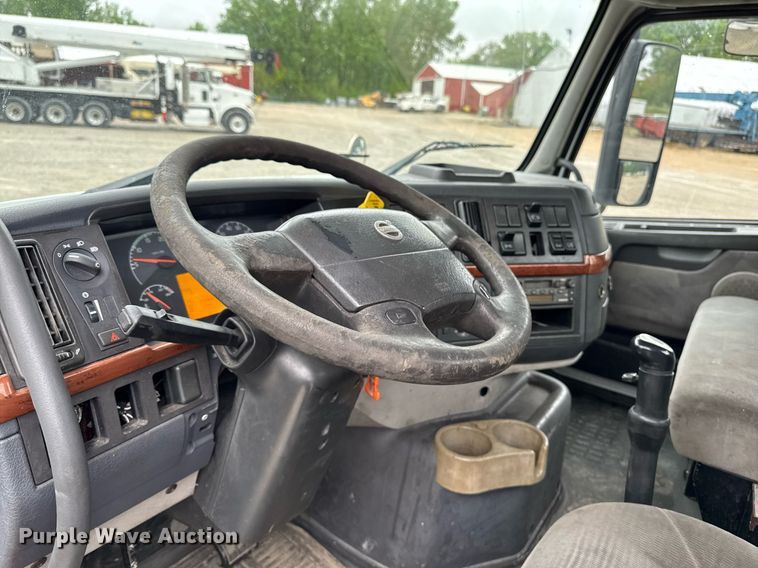 image for item DV2660 2006 Volvo VNM semi truck