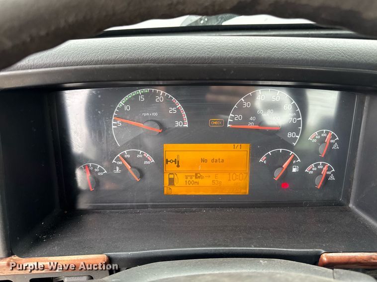 image for item DV2660 2006 Volvo VNM semi truck