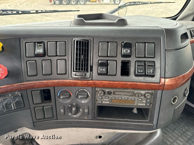 image for item DV2660 2006 Volvo VNM semi truck