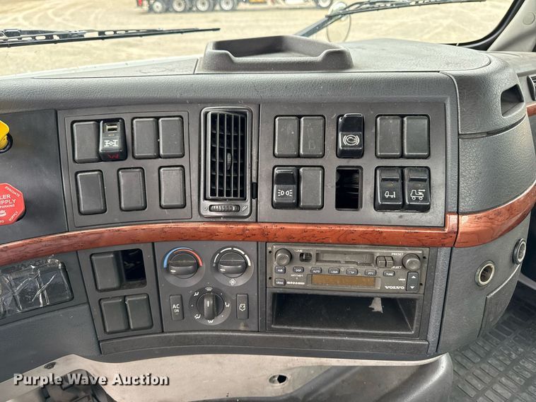 image for item DV2660 2006 Volvo VNM semi truck