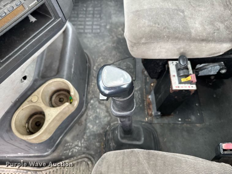 image for item DV2660 2006 Volvo VNM semi truck