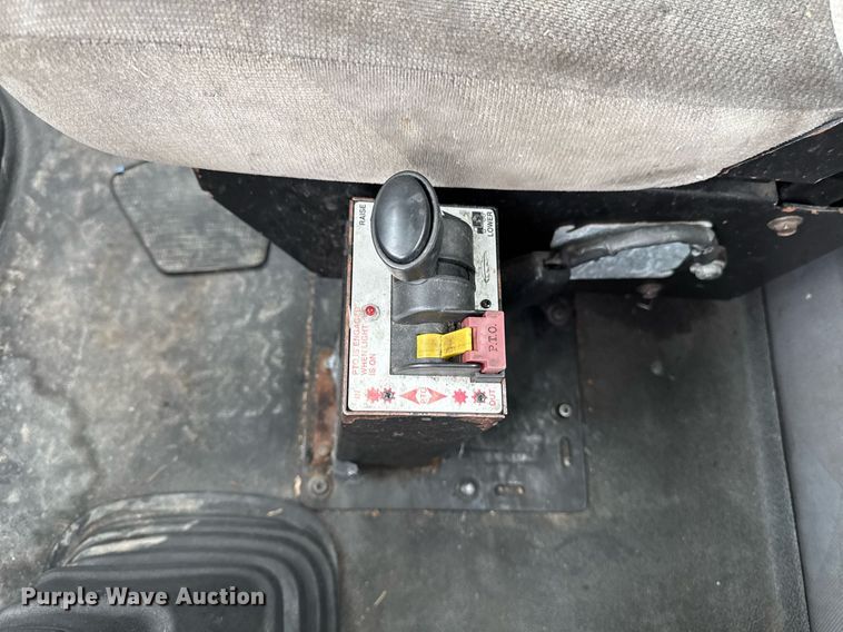 image for item DV2660 2006 Volvo VNM semi truck