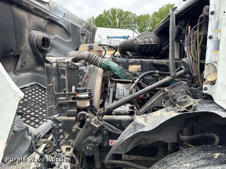 image for item DV2660 2006 Volvo VNM semi truck