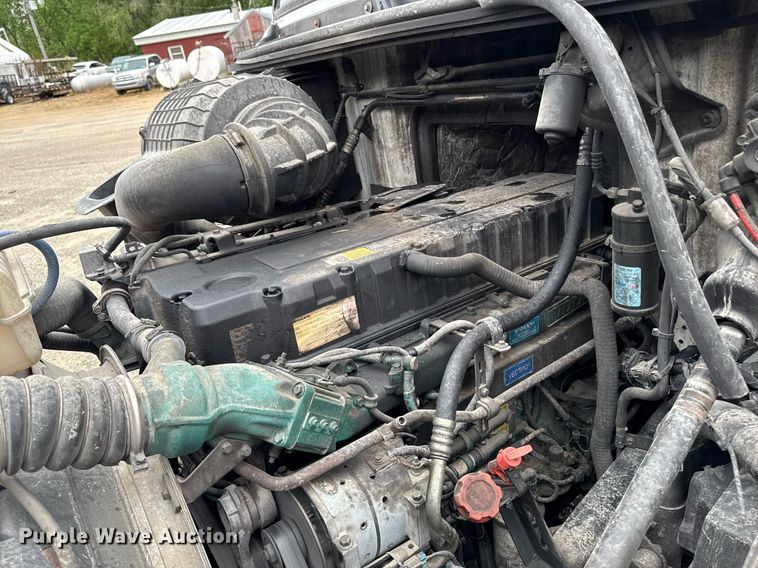 image for item DV2660 2006 Volvo VNM semi truck