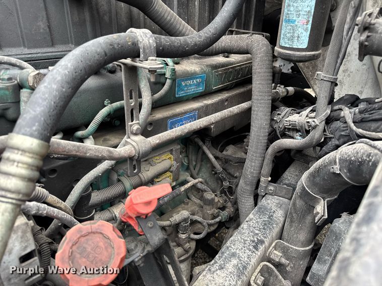 image for item DV2660 2006 Volvo VNM semi truck