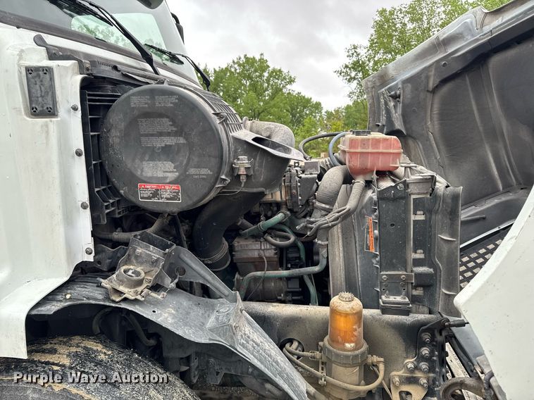 image for item DV2660 2006 Volvo VNM semi truck