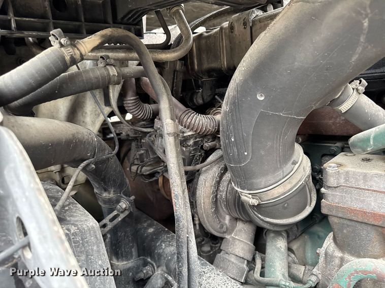 image for item DV2660 2006 Volvo VNM semi truck