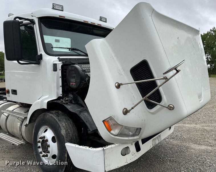 image for item DV2660 2006 Volvo VNM semi truck