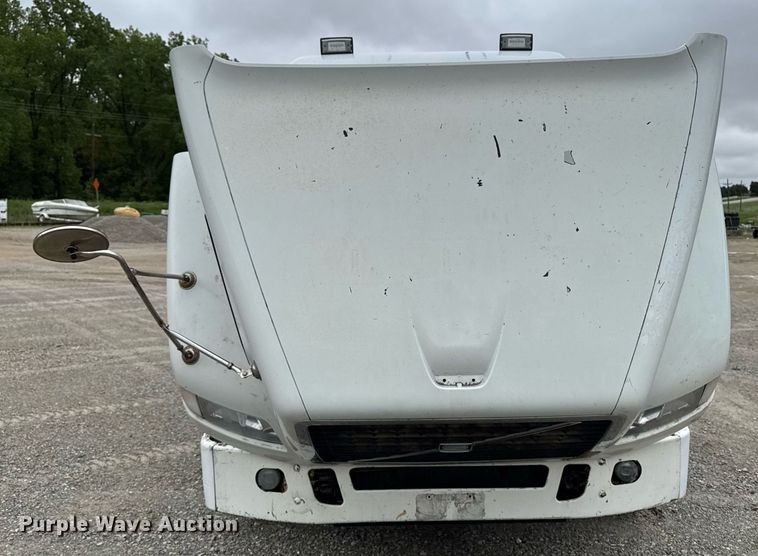 image for item DV2660 2006 Volvo VNM semi truck