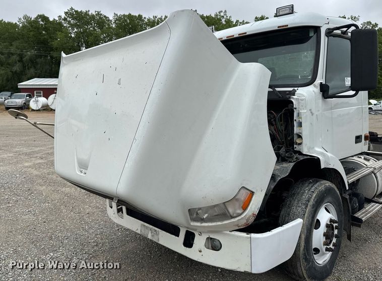 image for item DV2660 2006 Volvo VNM semi truck
