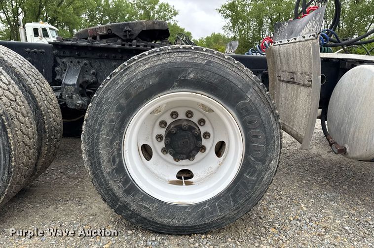 image for item DV2660 2006 Volvo VNM semi truck