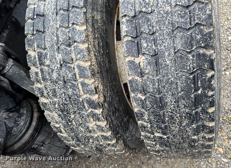 image for item DV2660 2006 Volvo VNM semi truck