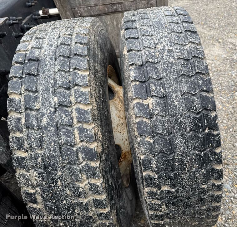 image for item DV2660 2006 Volvo VNM semi truck