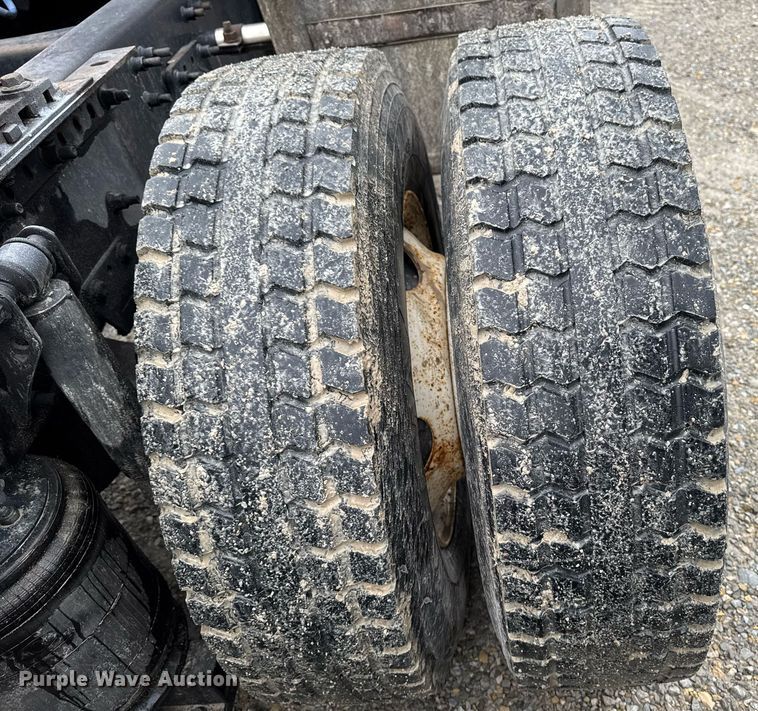 image for item DV2660 2006 Volvo VNM semi truck