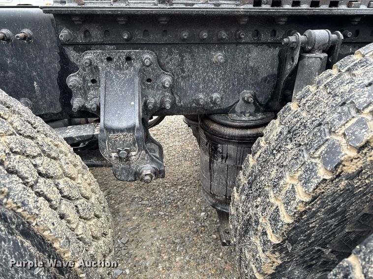 image for item DV2660 2006 Volvo VNM semi truck