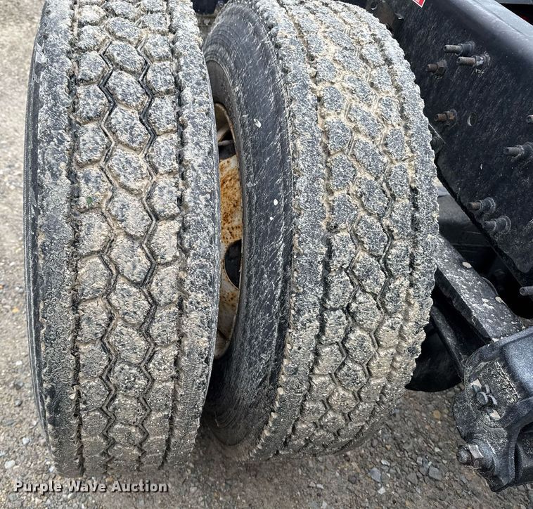 image for item DV2660 2006 Volvo VNM semi truck