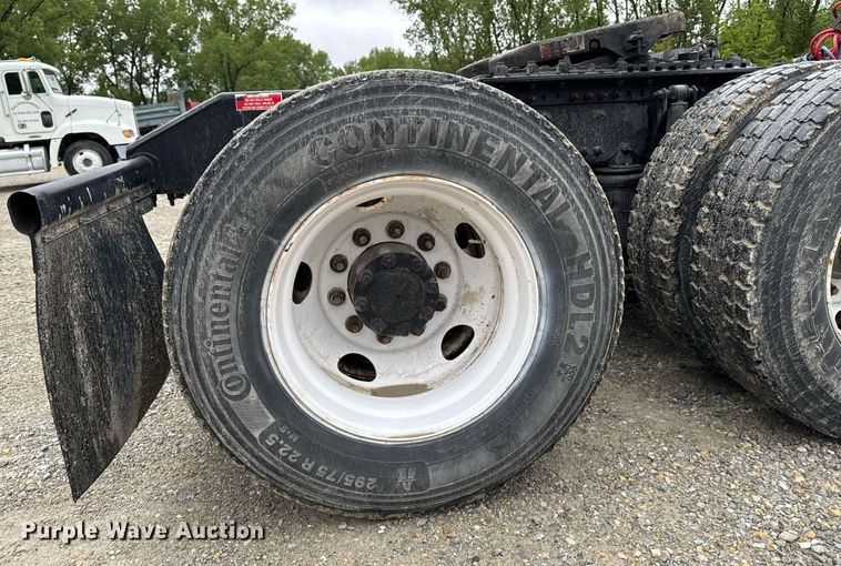 image for item DV2660 2006 Volvo VNM semi truck