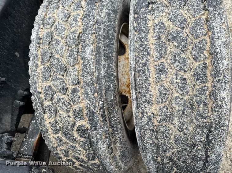 image for item DV2660 2006 Volvo VNM semi truck