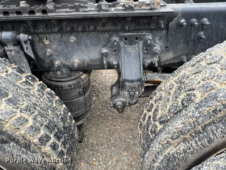 image for item DV2660 2006 Volvo VNM semi truck