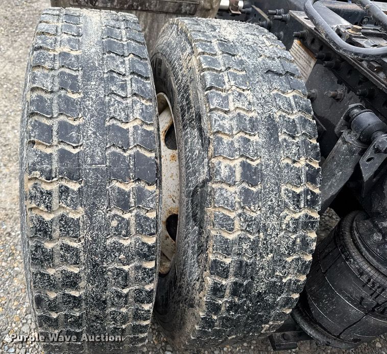 image for item DV2660 2006 Volvo VNM semi truck