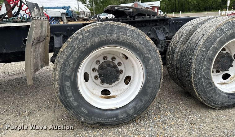 image for item DV2660 2006 Volvo VNM semi truck