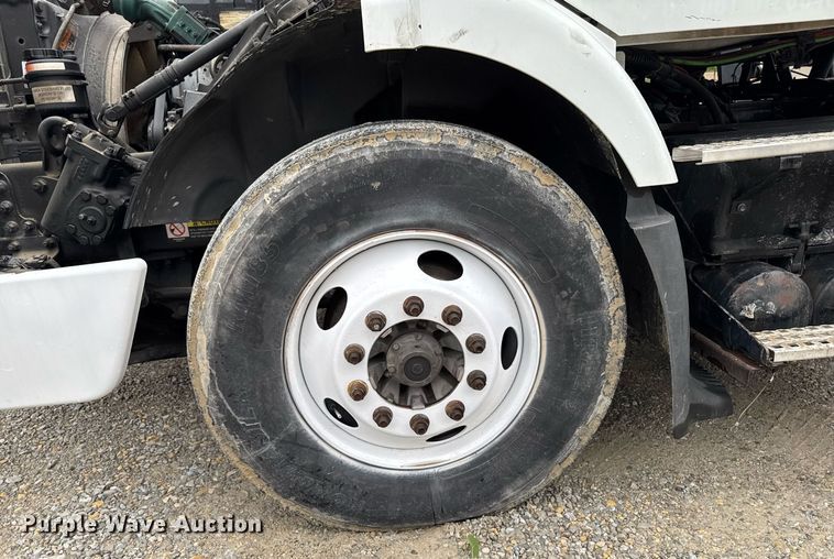 image for item DV2660 2006 Volvo VNM semi truck