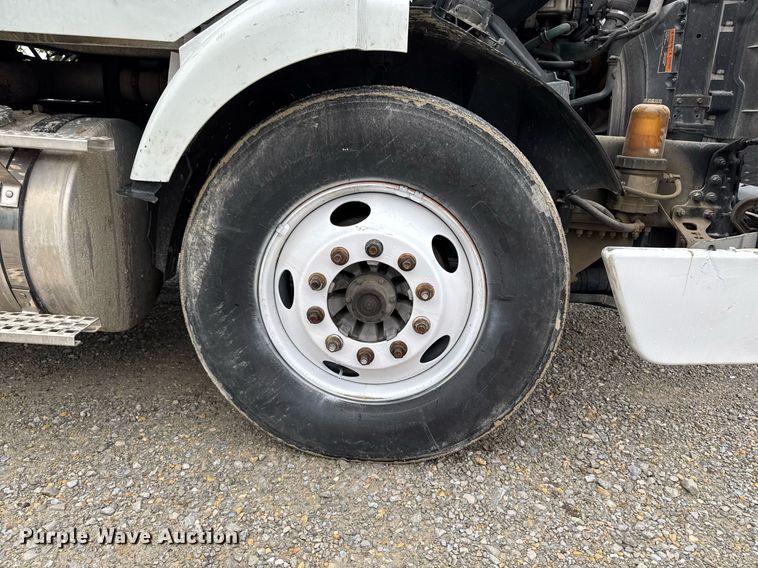 image for item DV2660 2006 Volvo VNM semi truck