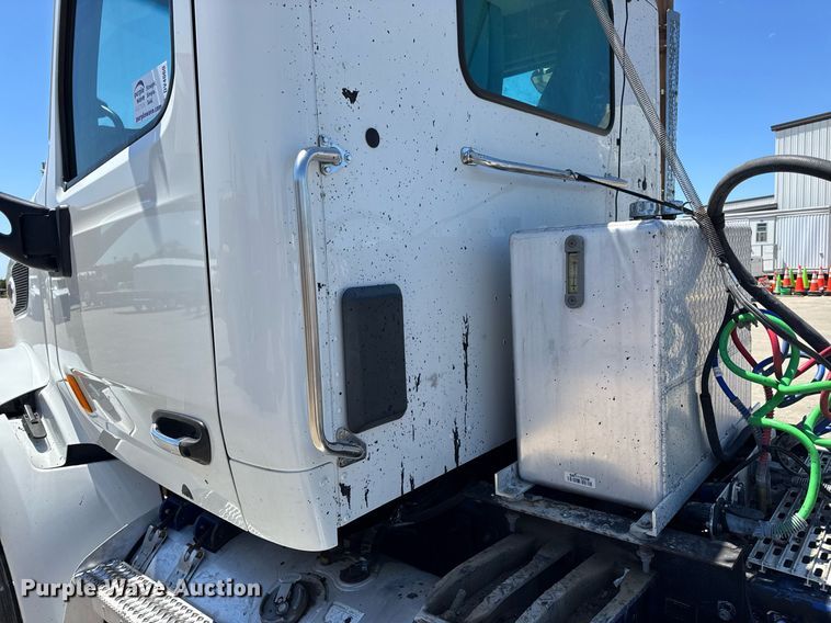 image for item DV4060 2016 Peterbilt 567 semi truck