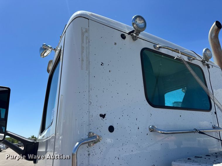 image for item DV4060 2016 Peterbilt 567 semi truck