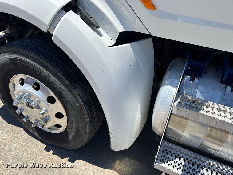 image for item DV4060 2016 Peterbilt 567 semi truck