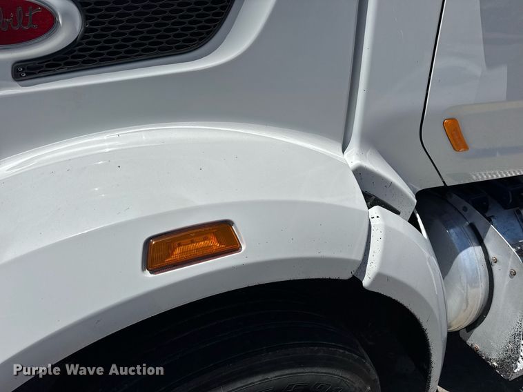 image for item DV4060 2016 Peterbilt 567 semi truck