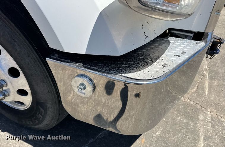 image for item DV4060 2016 Peterbilt 567 semi truck