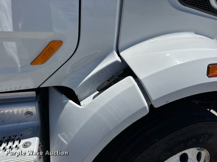 image for item DV4060 2016 Peterbilt 567 semi truck